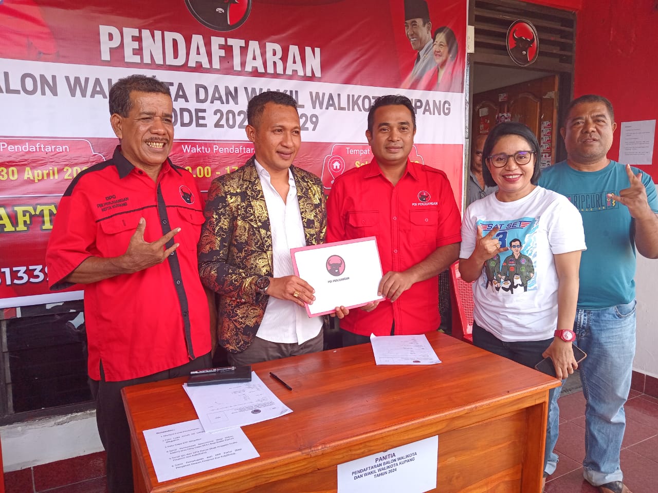 Maju Calon Wali Kota Kupang Bildad Thonak Ambil Formulir Pendaftaran di DPC PDIP Kota Kupang