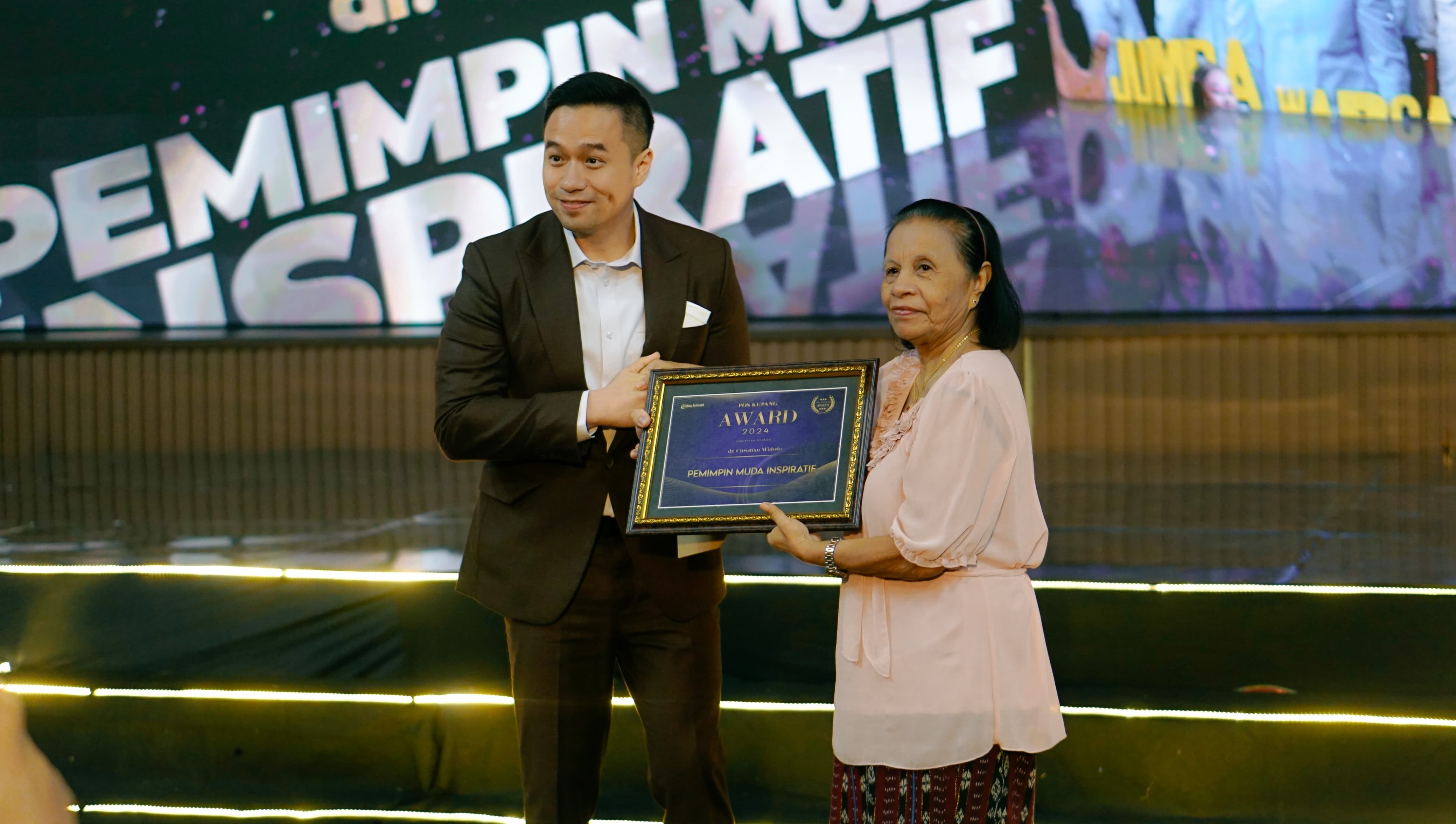 Wali Kota Kupang Terpilih, dr. Christian Widodo, Raih Penghargaan Pemimpin Muda Inspiratif di Pos Kupang Award 2024