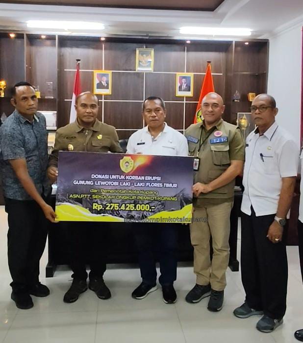 Penjabat Wali Kota Kupang Serahkan Bantuan untuk Korban Erupsi Gunung Lewotobi di Flores Timur