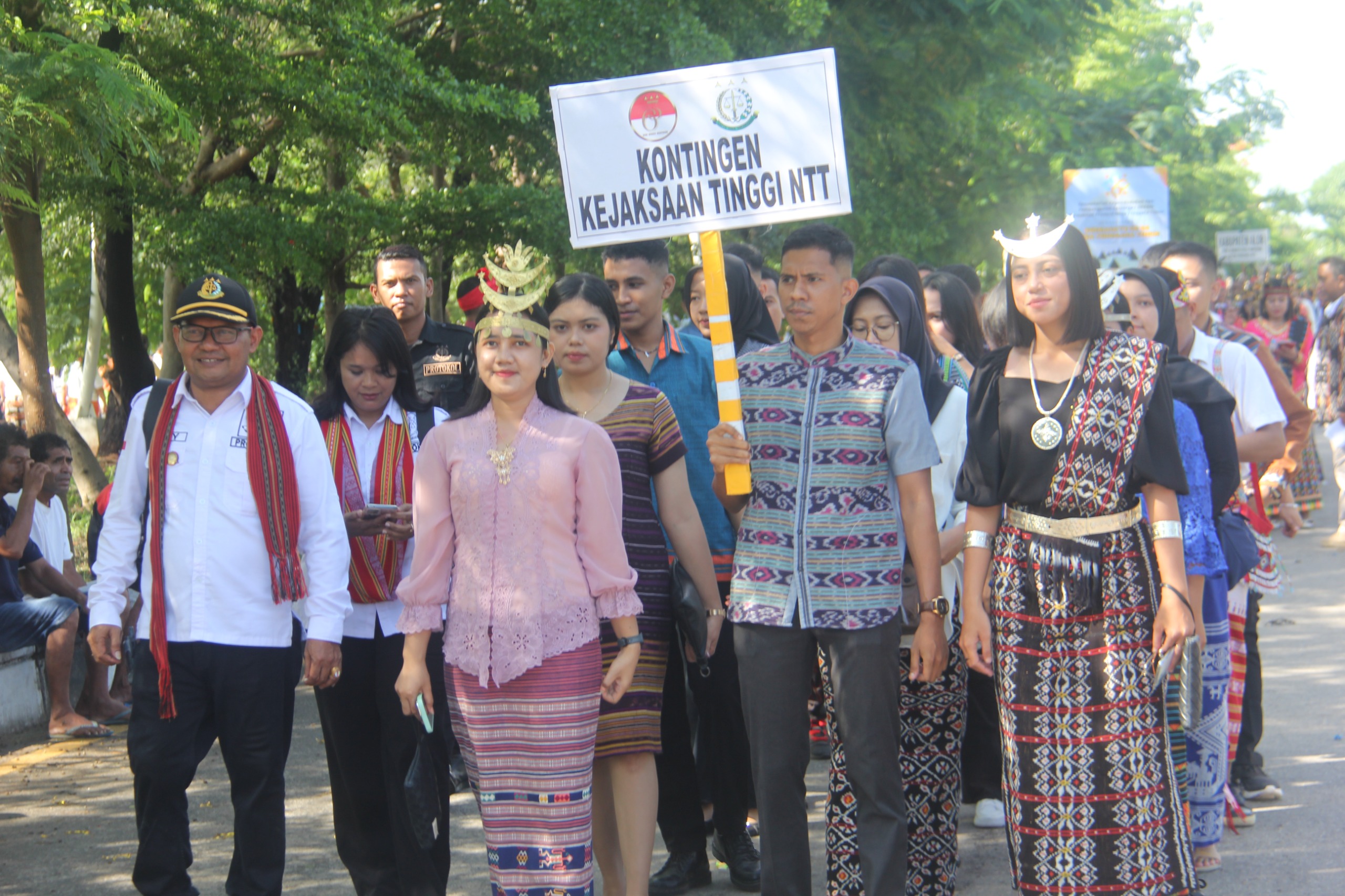 Edaran Kajati NTT : Pegawai Kejaksaan Wajib Gunakan Tenun Adat Setiap Jumat untuk Dukung UMKM dan Budaya Lokal